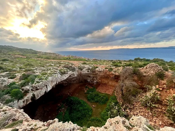 Peștera Latnija din nordul regiunii Mellieħa din Malta a dezvăluit dovezi a peste 1000 de ani de ocupare în Mezolitic (© Huw Groucutt)