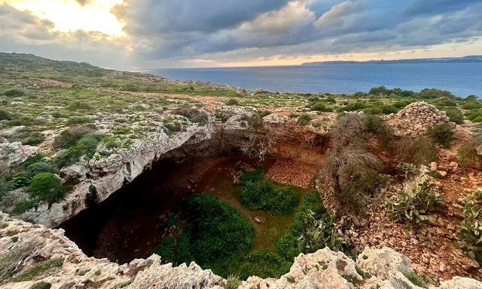 Peștera Latnija din nordul regiunii Mellieħa din Malta a dezvăluit dovezi a peste 1000 de ani de ocupare în Mezolitic (© Huw Groucutt)