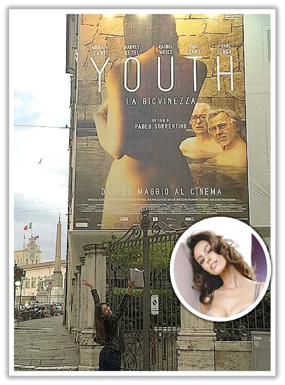 Mădălina Ghenea ne arată, mândră, posterul uriaş cu ea goală, care a fost lipit pe o clădire din RomaFoto: Arhivă Personală