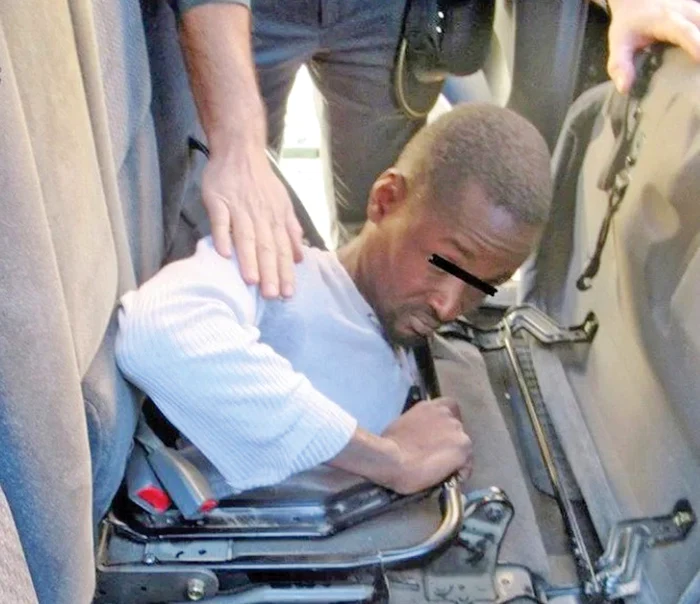 Tânărul de 19 ani a stat ascuns sub bancheta din spate a maşinii timp de 5 ore