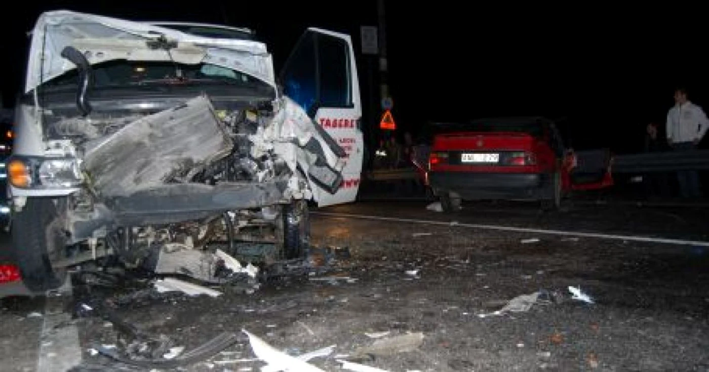Impactul dintre cele două maşini a fost violent.