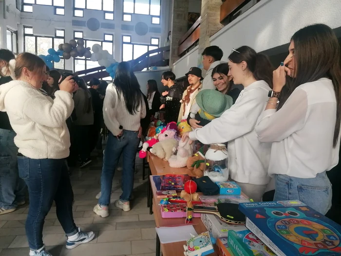 Colegii Alexandrei au organizat un târg caritabil la liceu FOTO: Alina Mitran