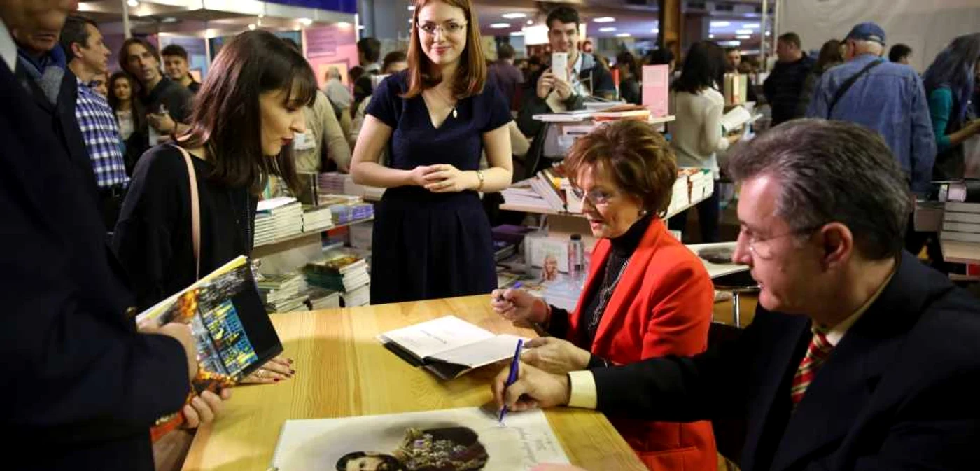 Principesa Margareta şi Principele Radu au oferit autografe cititorilor FOTO&VIDEO: Florin Ghioca