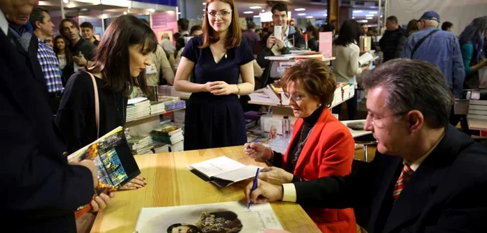 Principesa Margareta şi Principele Radu au oferit autografe cititorilor    FOTO&VIDEO: Florin Ghioca