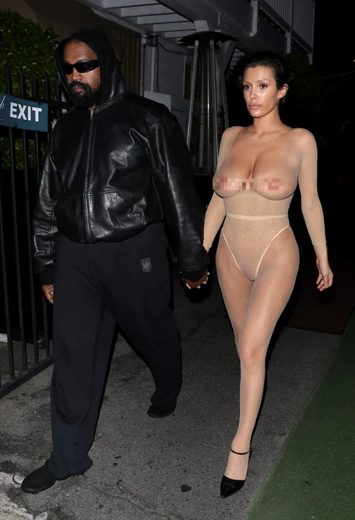 Kanye West, de mână cu Bianca Censori, pe o stradă din Santa Monica. Ea a purtat o bluză fără sutien