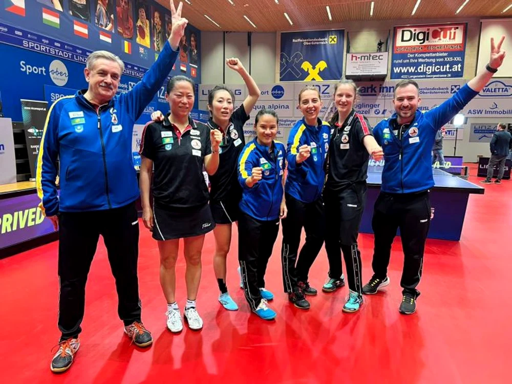 Eliza Samara, alături de echipa ei, după calificarea în finala Ligii Campionilor 