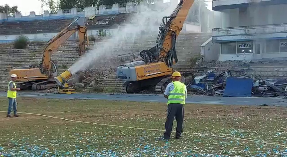Constanța, imagini cum nu s-au mai văzut: au intrat cu buldozerele în vechiul stadion Farul! VIDEO 