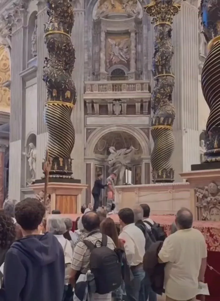 Incident șocant la Vatican. Un bărbat a urinat pe altarul din Bazilica Sfântul Petru