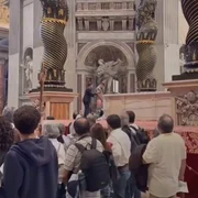 Incident șocant la Vatican  Un bărbat a urinat pe altarul din Bazilica Sfântul Petru VIDEO X mp4 thumbnail png