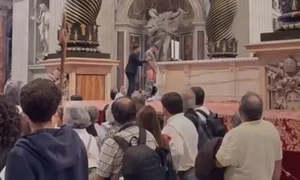 Incident șocant la Vatican  Un bărbat a urinat pe altarul din Bazilica Sfântul Petru VIDEO X mp4 thumbnail png