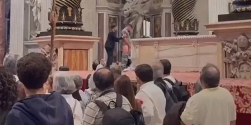 Incident șocant la Vatican  Un bărbat a urinat pe altarul din Bazilica Sfântul Petru VIDEO X mp4 thumbnail png