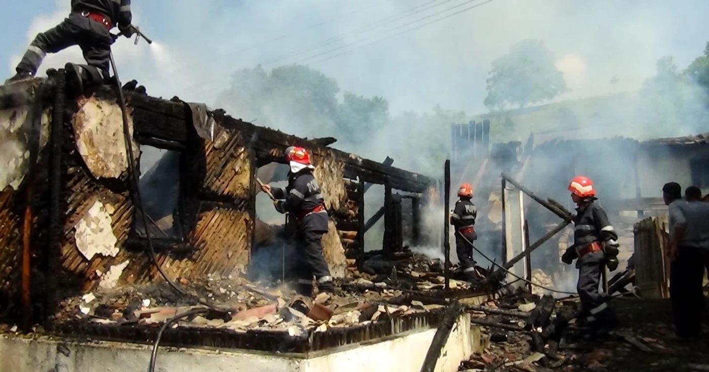 Trei case au ars într-un incendiu la Perişani-Vâlcea