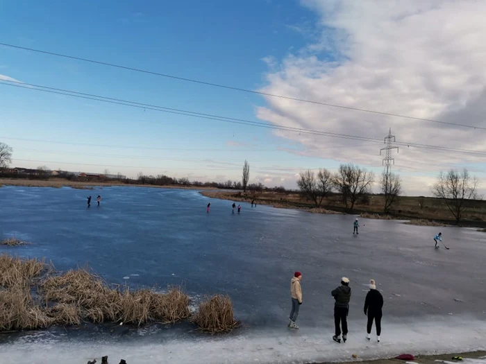 Lacul de lângă Timişoara a devenit patinoar natural FOTO Ş.Both