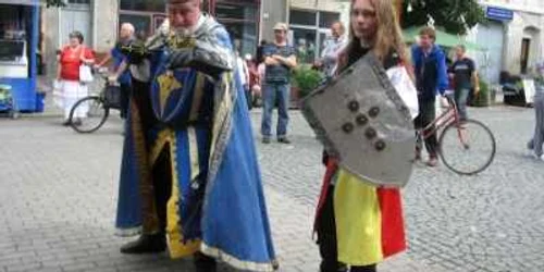 Cavalerii medievali revin în fiecare vară pe Pietonalul Bistriţei