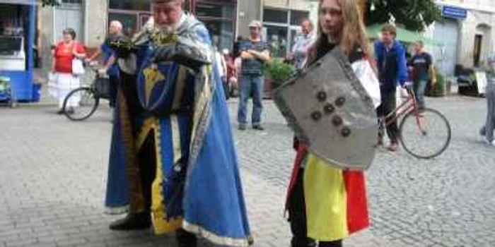 Cavalerii medievali revin în fiecare vară pe Pietonalul Bistriţei