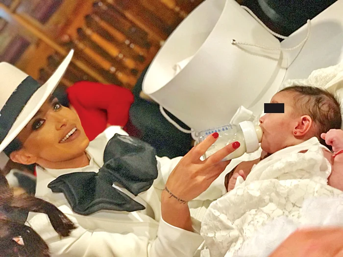 În biserică, a liniştit-o cu un biberon de lapte cald