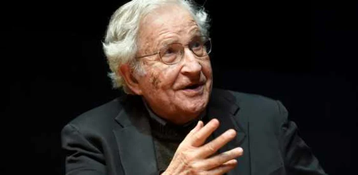 Noam Chomsky (în imagine) este considerat unul dintre părinţii lingvisticii moderne FOTO EPA-EFE