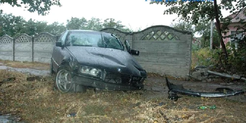 Un sofer baut a intrat cu BMW-ul in gardul unei societati comerciale (arhiva)