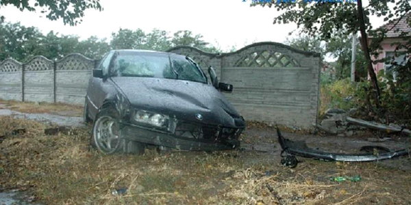 Un sofer baut a intrat cu BMW-ul in gardul unei societati comerciale (arhiva)