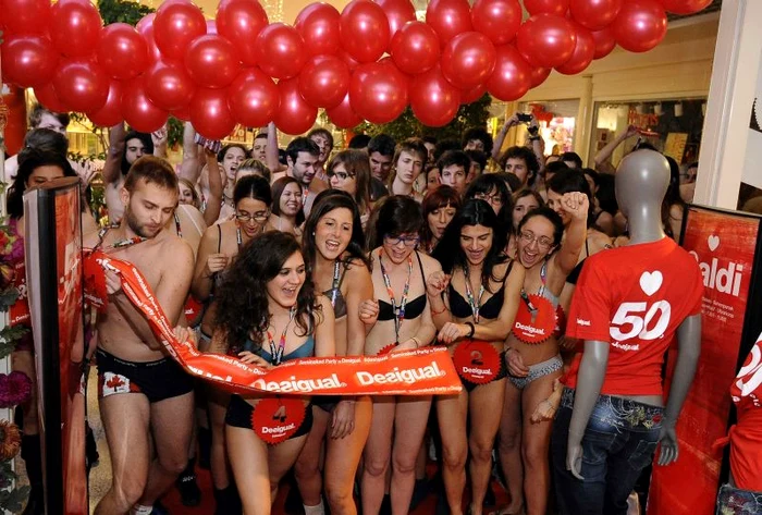 
    Au venit la cumparaturi in chiloti (Foto: Reuters)  