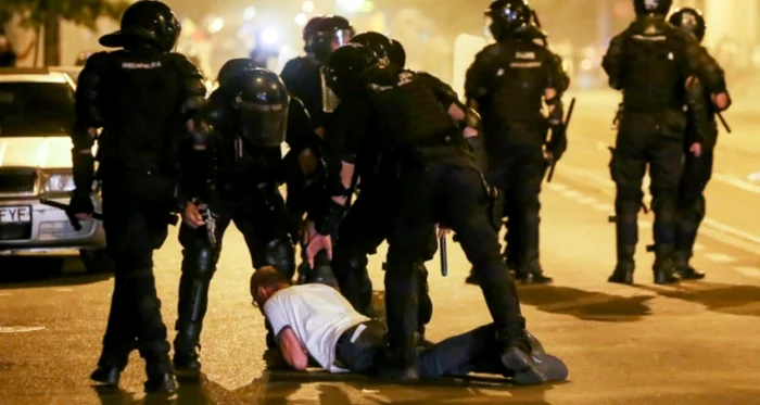 Jandarmii în timp ce snopeau în bătaie un protestatar pașnic