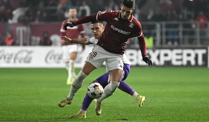 Alexandru Dobre (vișiniu) a contribuit la victoria echipei sale (FOTO: Sportpictures)