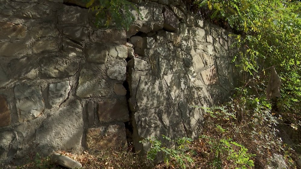 Cimitirul unei sat din Buzău o ia la vale peste case. „Cade malul, cu tot cu morminte, peste noi“ VIDEO