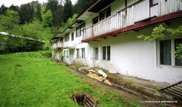 Astfel arătau coloniile muncitoreşti de la poalele Retezatului. Aici, o clădire din zona Brădăţel. Foto: Daniel Guţă. ADEVĂRUL.