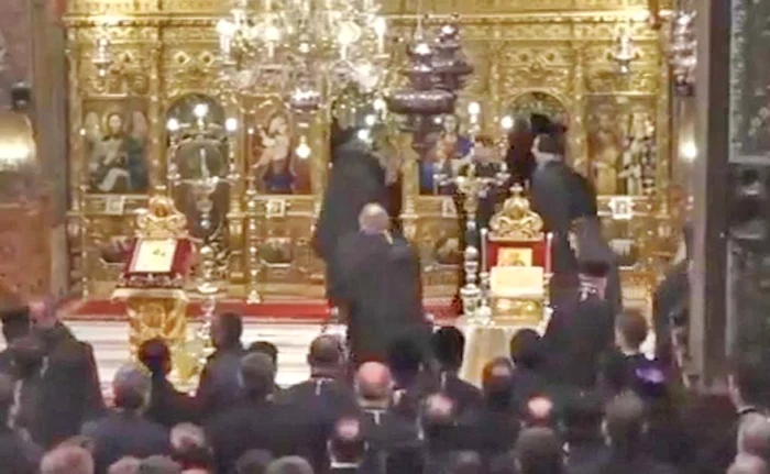 
    Racla cu Mâna Sfântului  Andrei a fost depusă ieri  la Catedrala Patriarhală din Dealul Mitropolieifoto: bazilica.ro  