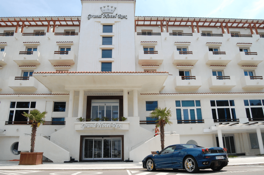Renumitul Hotel Rex din Mamaia a fost scos la vânzare, dar nu-l vrea nimeni