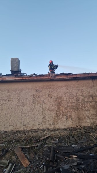 Primarul de comună care a salvat din flăcări un bătrân. Edilul a ajuns primul la locul incendiului