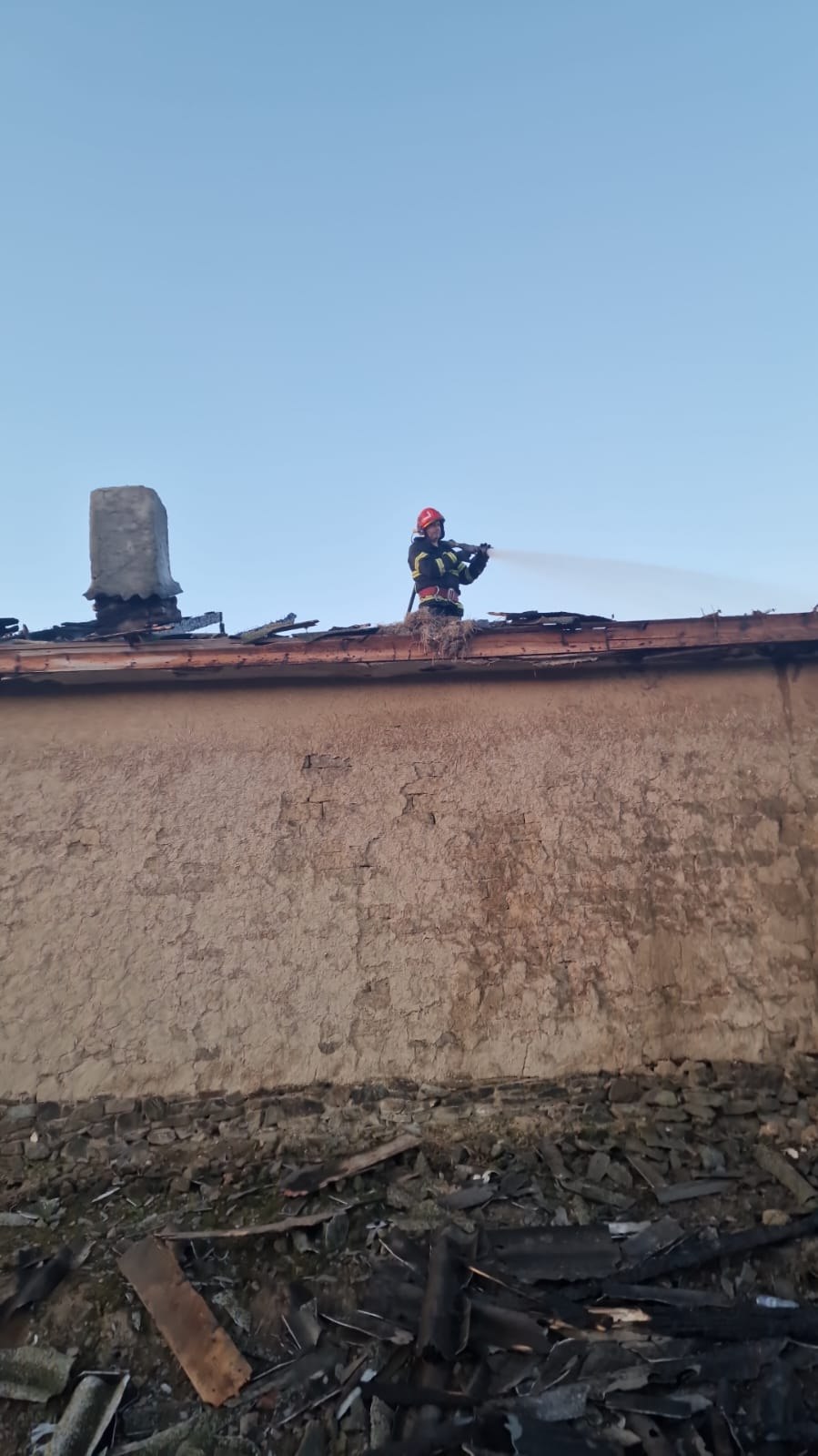 Primarul din sat a salvat un bătrân dintr-un incendiu, ajungând primul. Primarul din sat a salvat un bătrân dintr-un incendiu, ajungând primul.