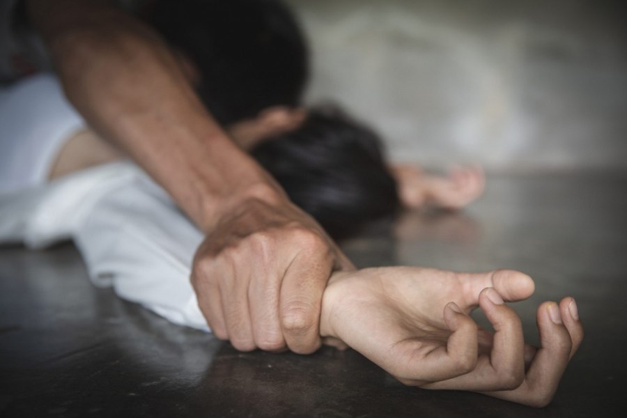 Au sechestrat o fată de 14 ani, au drogat-o și au violat-o. Trei tineri din Maramureș, arestați preventiv