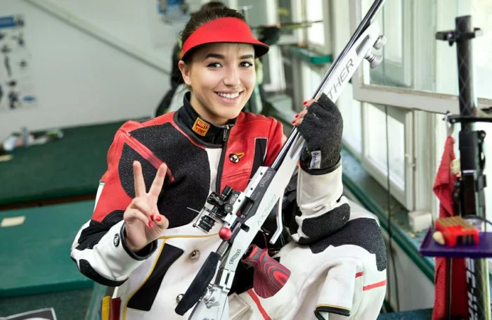 
    Laura Ilie își prezintă costumul special  