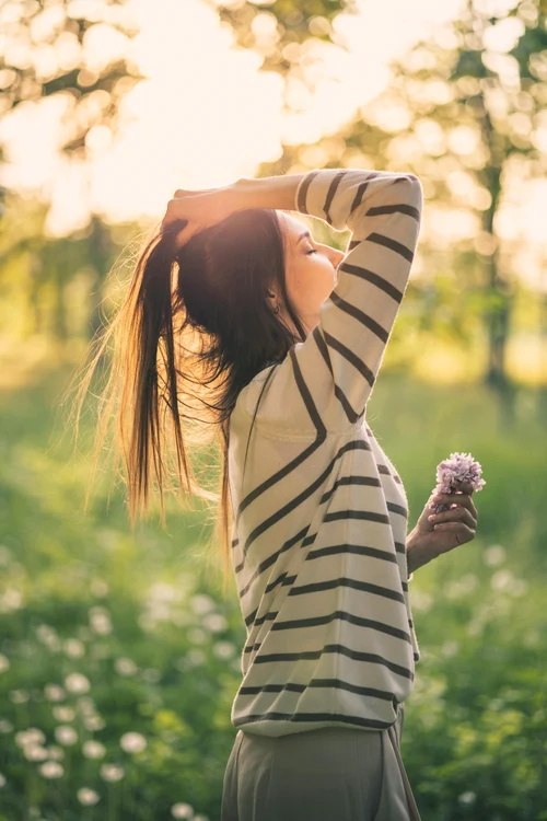 Femeie în natură, pexels igor meghega 315695093 16877160 jpg