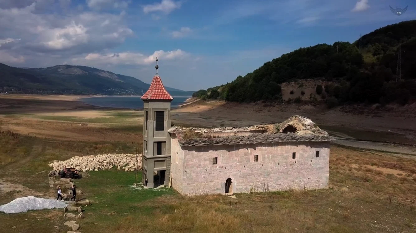 Biserica „Sfântul Nicolae” dispare sub ape și reapare când lacul se retrage