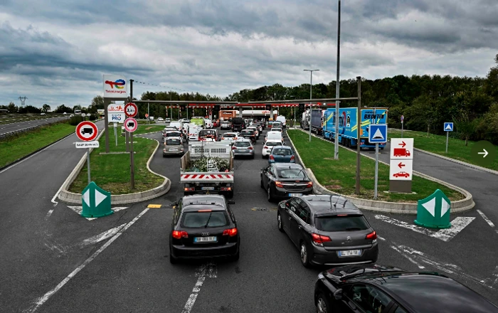 Cozi la benzinăriile din Franța FOTO Twitter / @InfosFrancaises