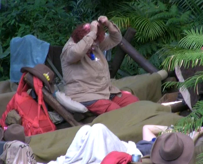 Elena merisoreanu are grijă să-şi tabeze părul deşi se află în jungla de la "Sunt celebru, scoate-mă de aici" 