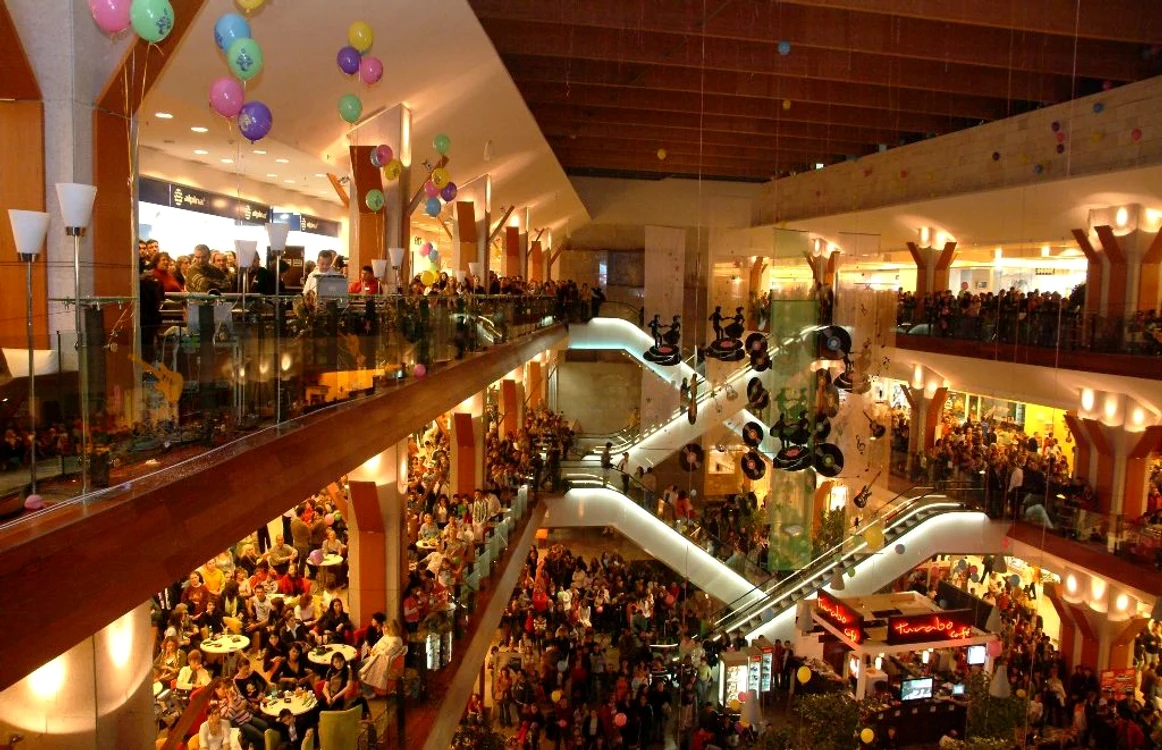 Mai multe magazine din Iuluus Mall au fost prădate de o hoaţă, condamnată ulterior la 7 ani FOTO optm.ro
