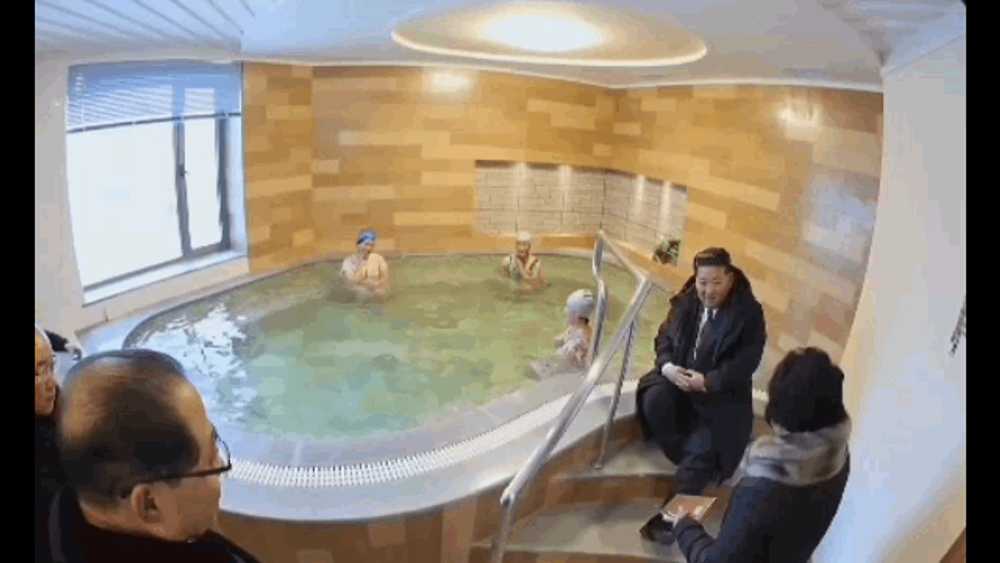 Kim Jong Un, relaxat la inaugurarea unei stațiuni termale din Coreea de Nord. S-a fotografiat zâmbitor lângă vizitatori