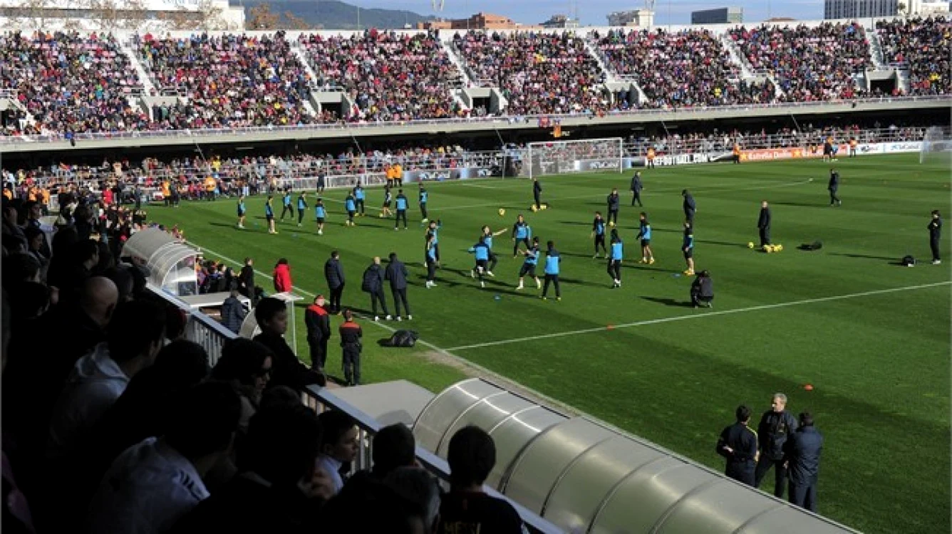 Catalanii au adunat zeci de mii de fani curioşi la primul antrenament public din 2013. FOTO fifa.com