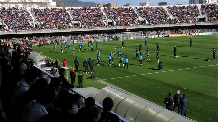 Catalanii au adunat zeci de mii de fani curioşi la primul antrenament public din 2013. FOTO fifa.com