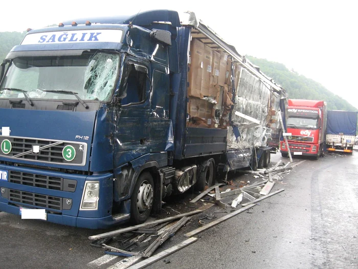 Accident la Budeşti in care au fost implicate doua tiruri turcesti si un BMW (Foto arhiva)