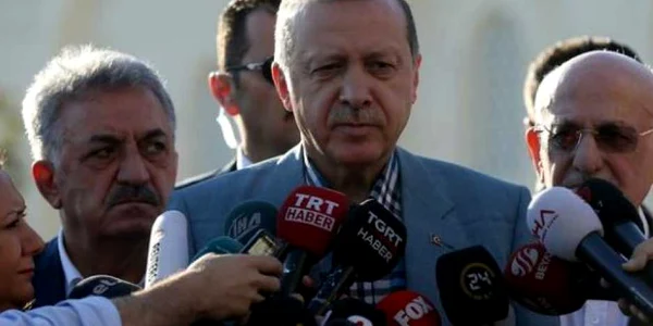 Recep Tayyip Erdogan vorbeste in fata presei dupa ce a lesinat intr-o moschee FOTO CNN Turk