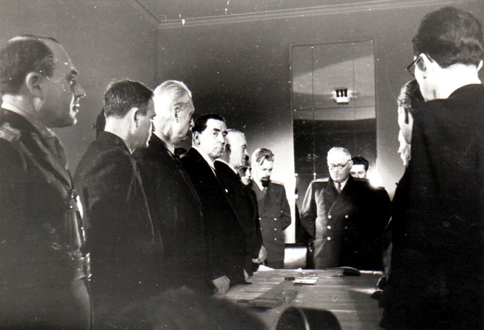 Carol al II-lea se afla în exil în Brazilia la acea dată, dar Departamentul de Stat al SUA era la curent cu dorința acestuia de a se reîntoarce în România