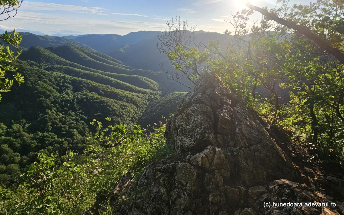 Priveliștea din Piatra Roșie, Hunedoara. Foto: Daniel Guță. ADEVĂRUL