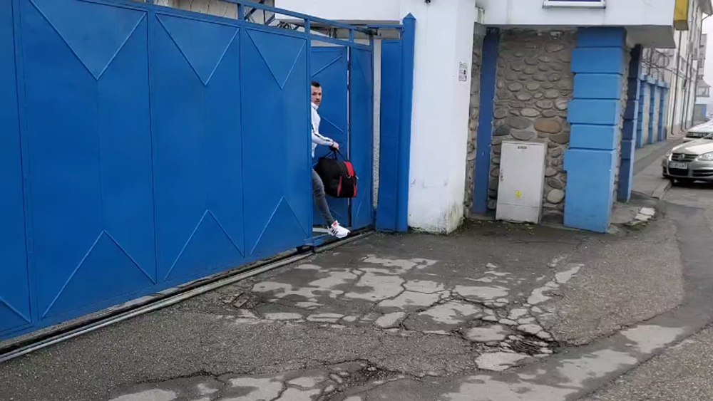 Atitudinea sfidătoare cu care a părăsit penitenciarul fiul unui fost magistrat. De ce a ajuns după gratii VIDEO 