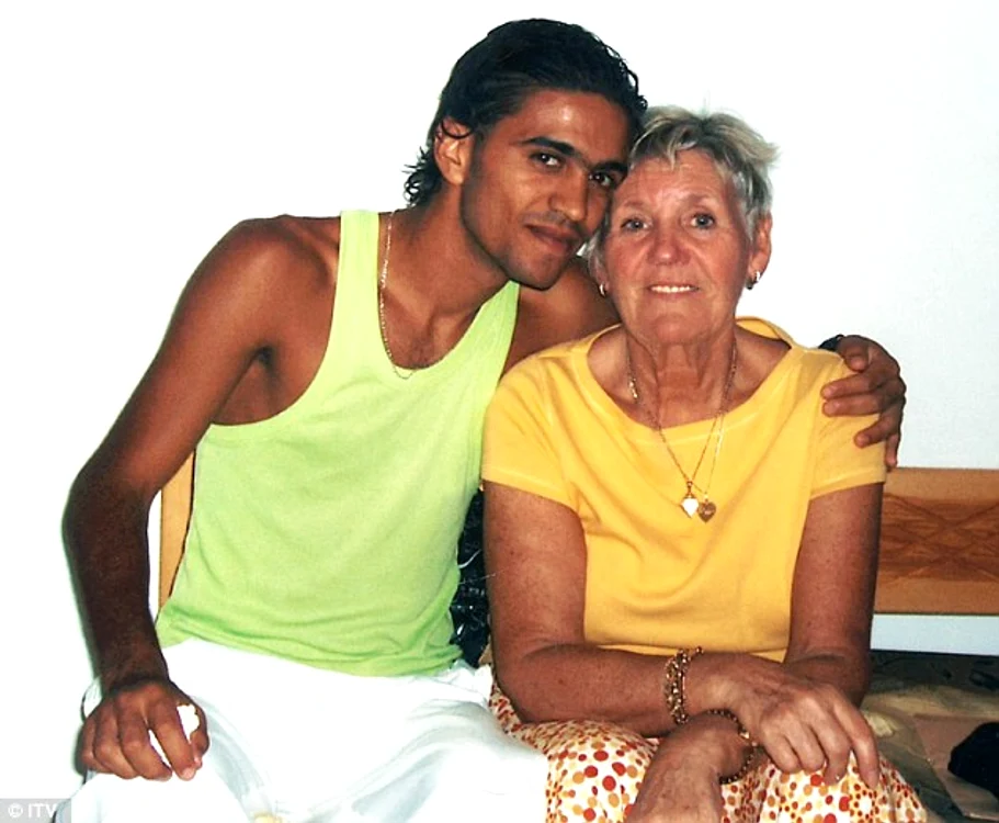 
    La 70 de ani, Dorothy s-a măritat cu un chelner de 21  