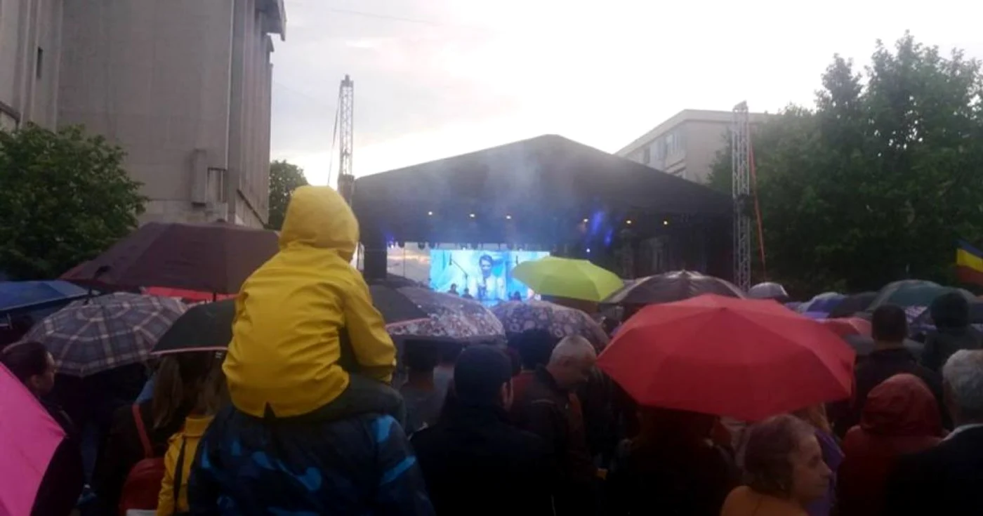 Smiley a sfidat ploaia, duminicÄ seara, cu un concert incendiar la PiteÅti