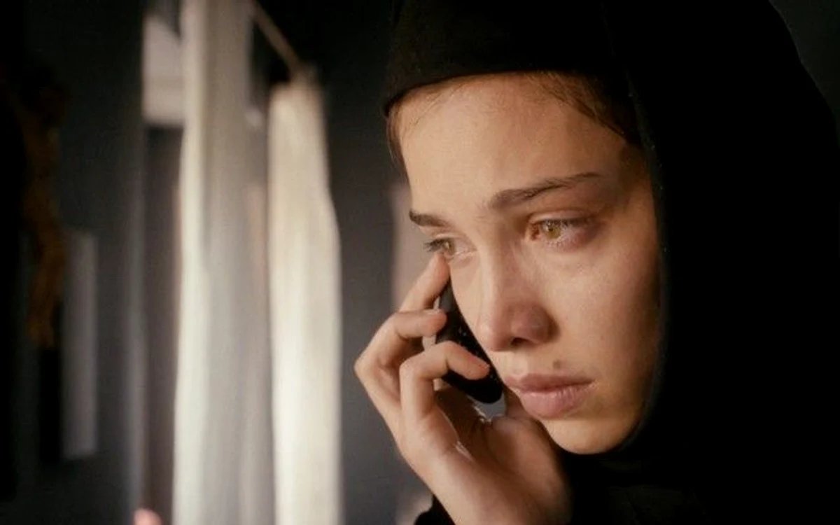 Filmul spune povestea Cristinei, o tânără călugăriţă care se vede nevoită să se strecoare în afara mănăstirii pentru a rezolva o problemă urgentăFoto: cinemagia.ro